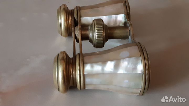 Старинный бинокль с перламутром