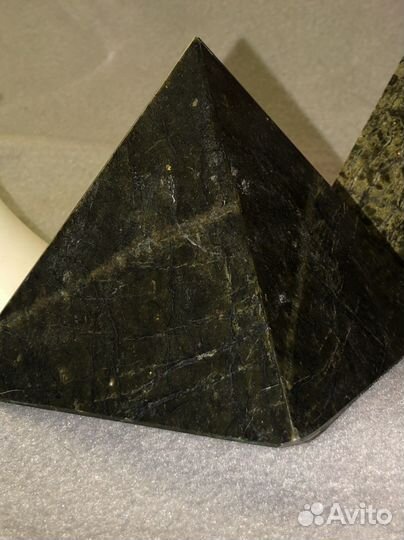 Пирамида из камня змеевик (серпентинит)