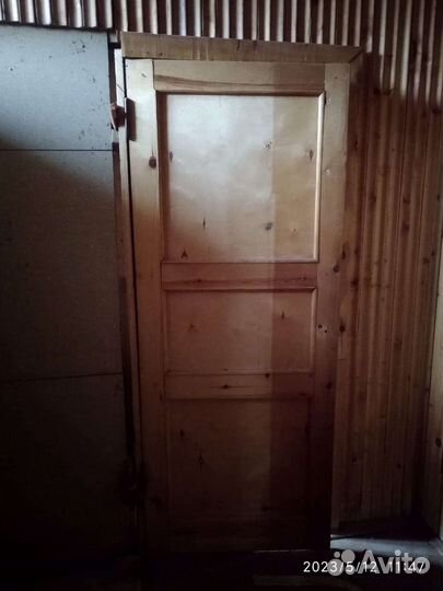 Дачные двери из массива дерева