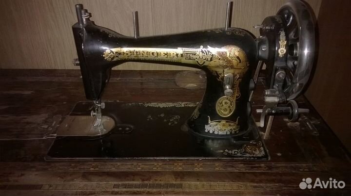 Швейная машина Сингер на станине