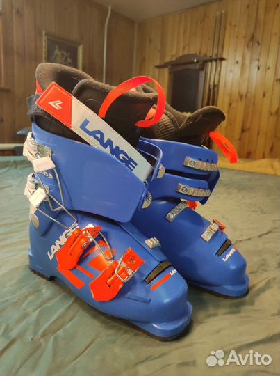 Горные лыжи, палки, ботинки и шлем