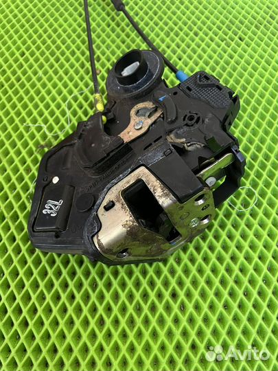 Задний левый замок двери авенсис 2 250