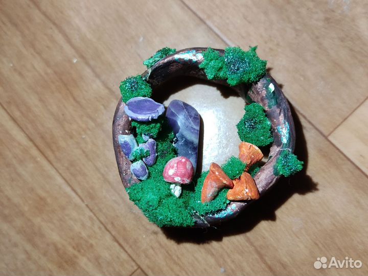 Украшение из глины