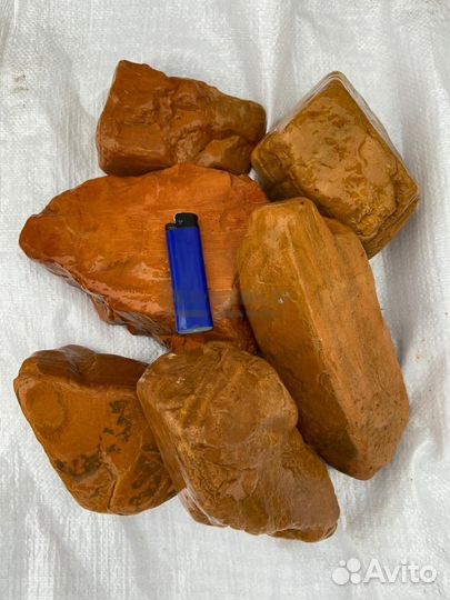 Природный камень валун кремний рыжий