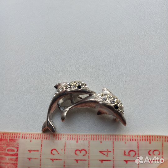 Брошь дельфины