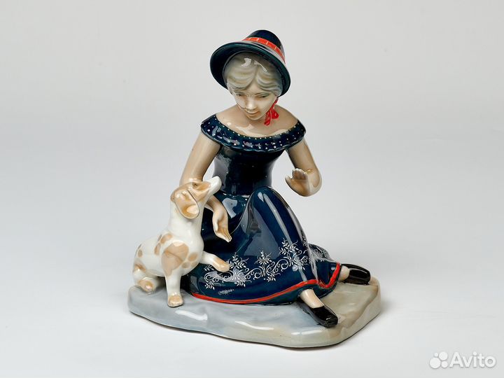 Статуэтка Девушка с таксой Испания Т.Р.Е.Щ.И.Н.А