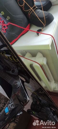 Сноуборд с ботинками и креплениями