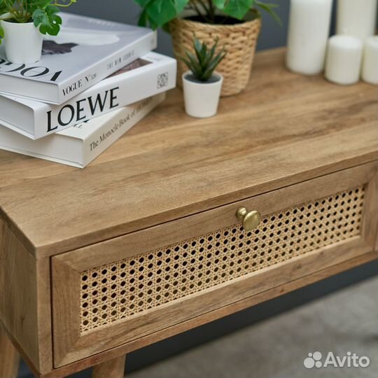 Консольный столик деревянный светлый с ротангом в скандинавском стиле