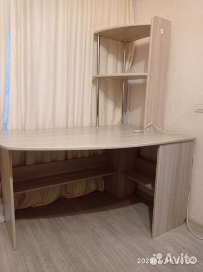 Угловой письменный стол/ компьютерный