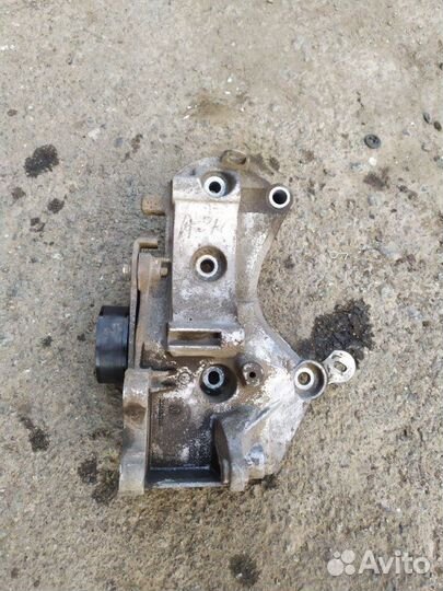 Кронштейн генератора Renault Sandero 1 K7MF710