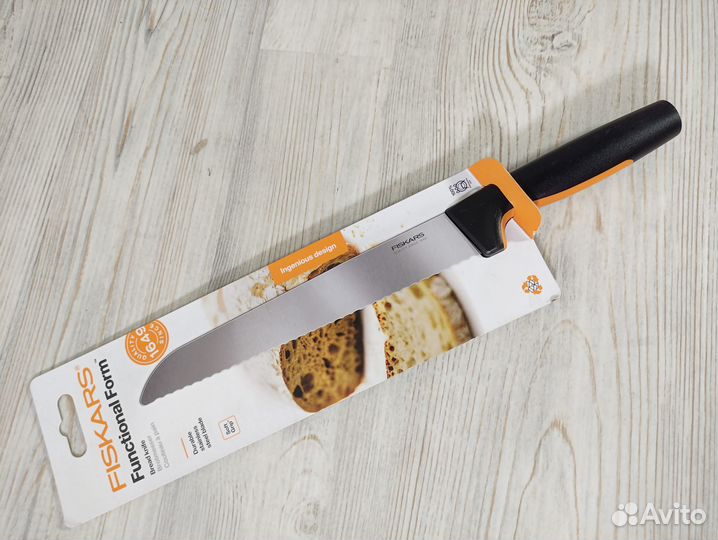 Нож для хлеба 22 см FF Fiskars 1057538