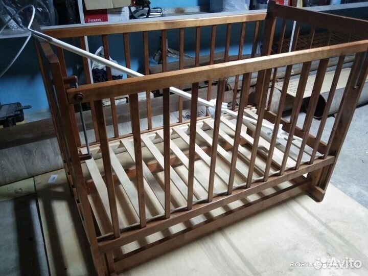 Детская кроватка с маятником