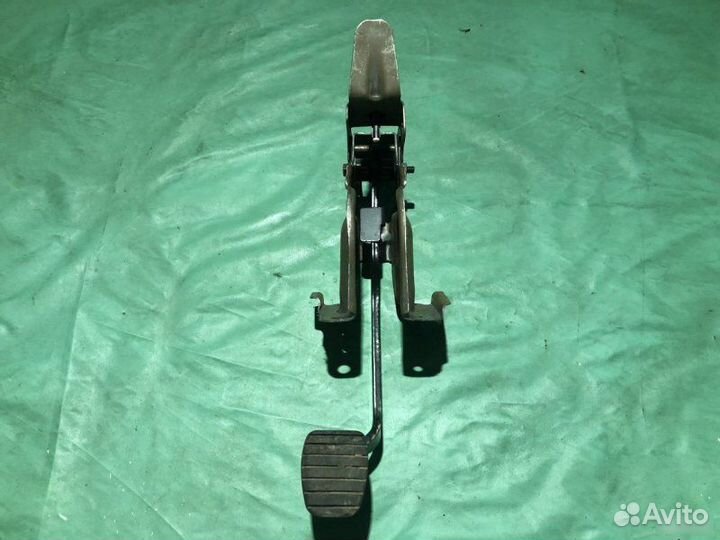 Педаль тормоза Renault Logan 2