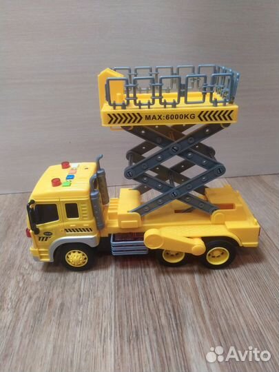 Автомобиль с подъёмником инерционный