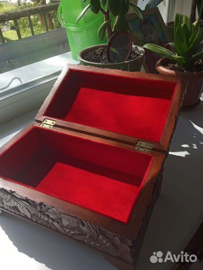 Деревянная шкатулка