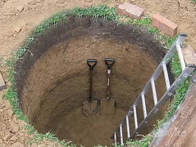 Котлован для пруда на даче. Выкопать яму на участке. Копаем прудик на участке. Копание колодца. Копка пруда на участке.