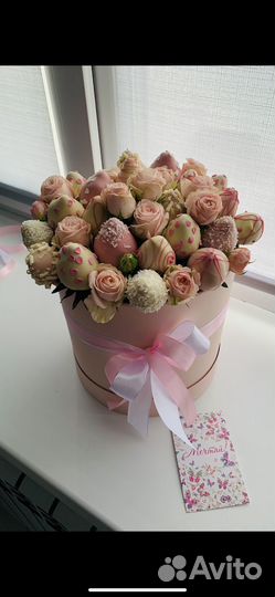 Клубника, финики, бананы в шоколаде