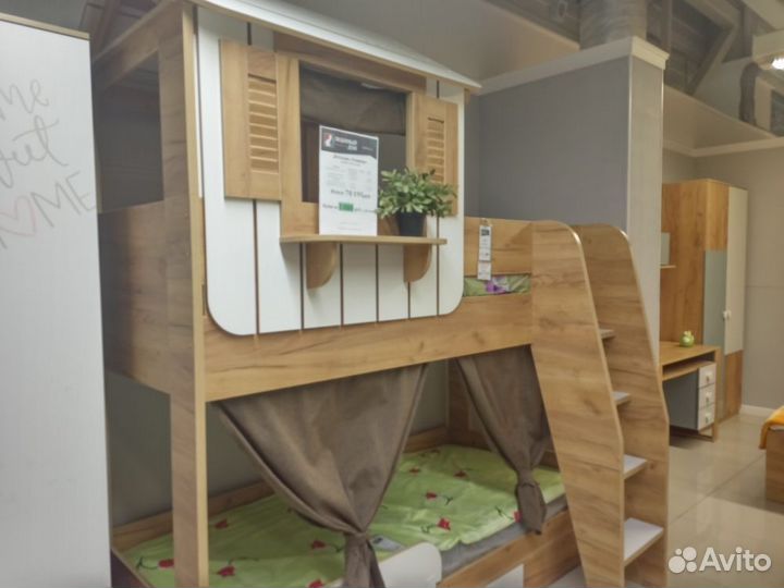 Двухъярусная кровать с домиком