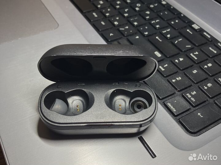 Коробочка-зарядник для наушников JBL T100WS