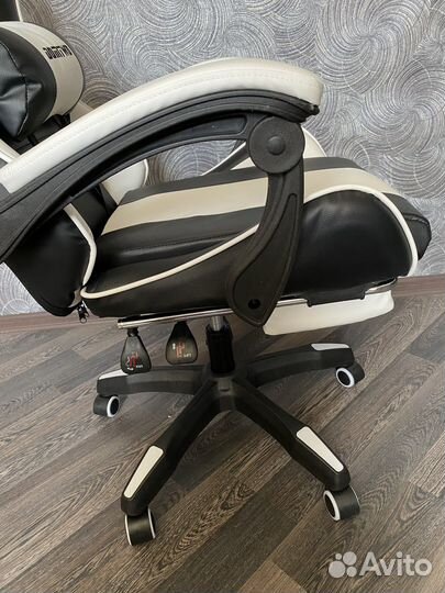 Игровое компьютерное кресло