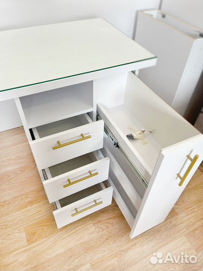 Маникюрные столы с металлической ножкой