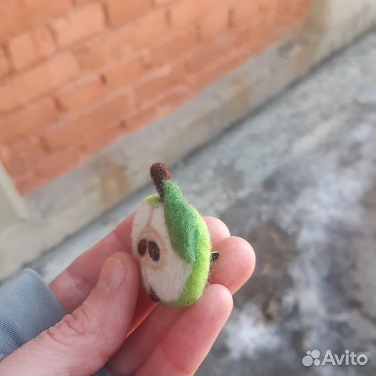 Брошь зелёное яблоко