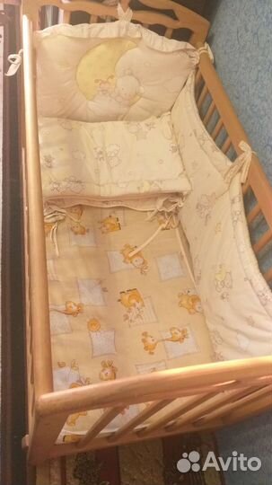 Детская кроватка с маятником