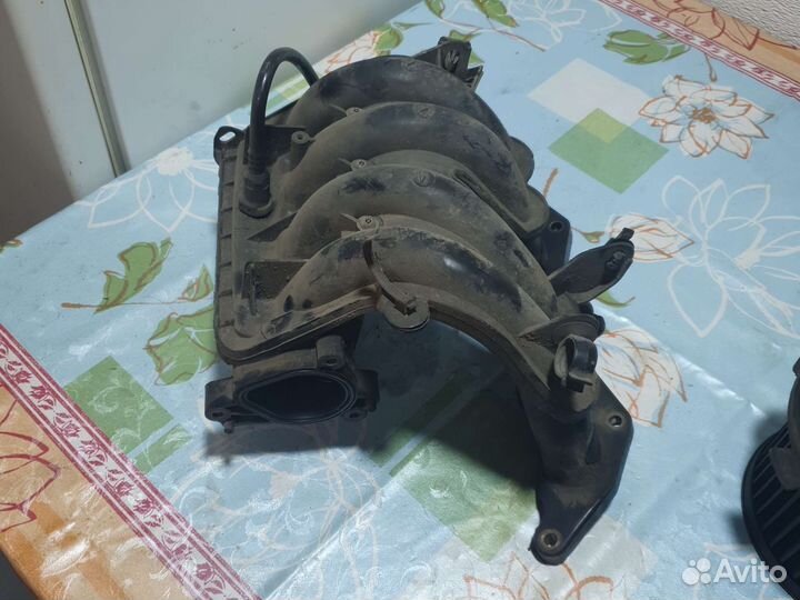 Впускной коллектор 1.4 л Peugeot 206