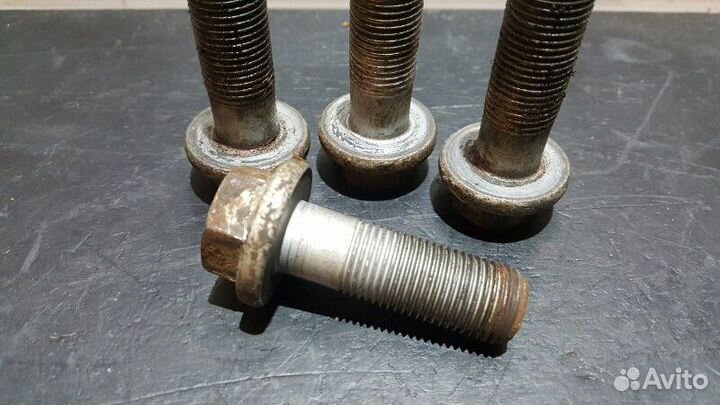 Болт крепления суппорта Porsche Cayenne 957 GTS