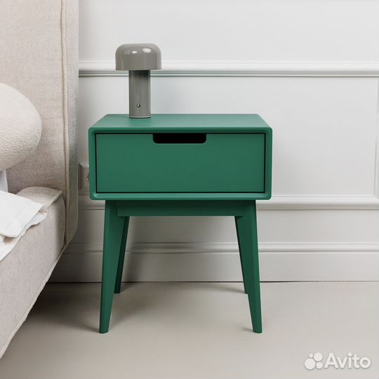 Тумбочка прикроватная на ножках
