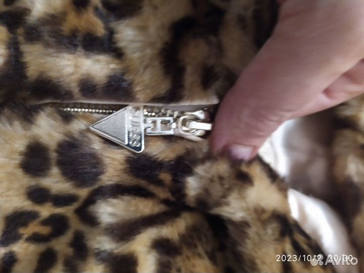 Курточка с капюшоном guess