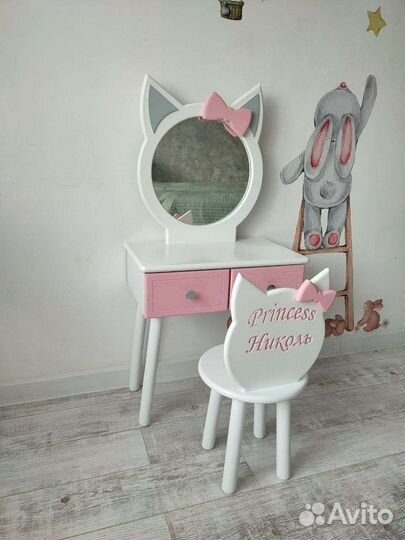 Детский туалетный столик