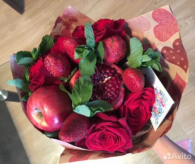 Букет фруктовый из клубники и роз