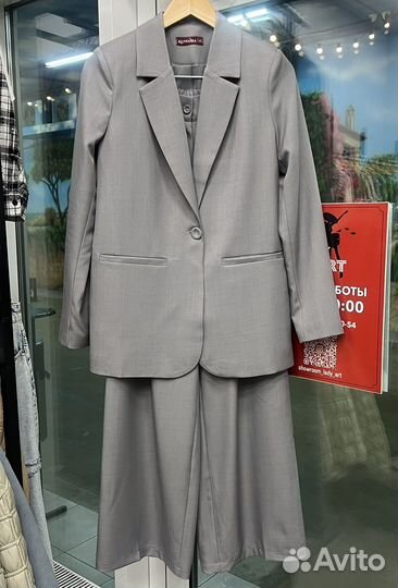 Брючный костюм женский