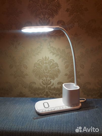Настольная лампа с беспроводной зарядкой
