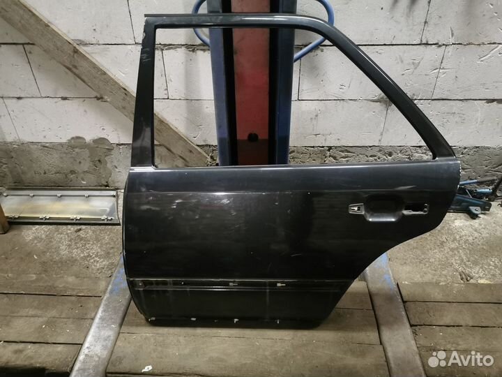 Дверь задняя левая на Mercedes W124 седан. Черная