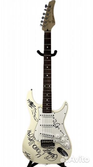 Автограф группы «Монгол Шуудан» на гитаре