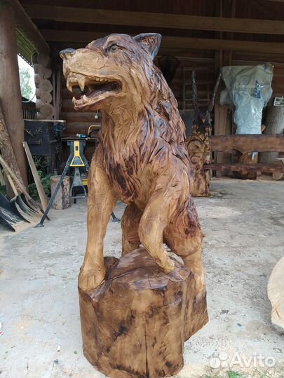 Скульптура из дерева Волк