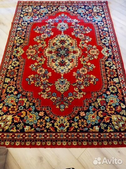 Красивый ковер шерстяной