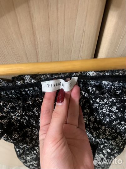 Платье черное в мелкий цветок короткое выше колено