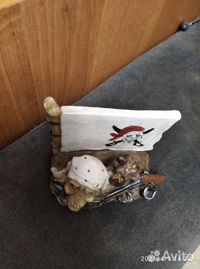 Фигурка с черепом пирата