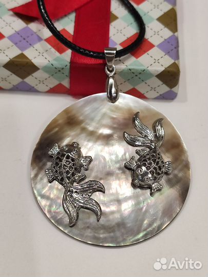 Кулон с перламутром и рыбками+шнурок с