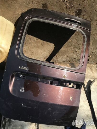 Задняя левая дверь на LADA largus