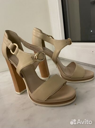 Босоножки новые