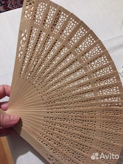 Веер деревянный, с кружевной резьбой. Новый
