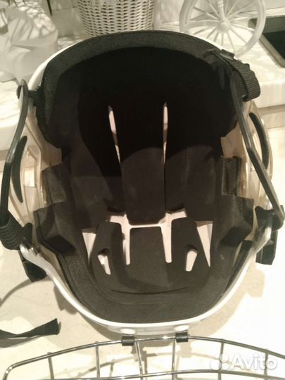 Хоккейный шлем