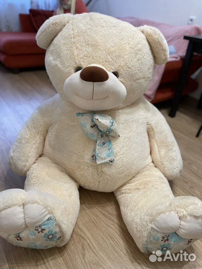 Большой плюшевый медведь