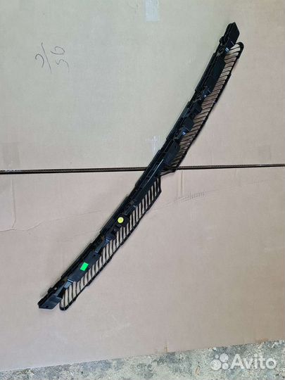 В наличии направляющая заднего бампера