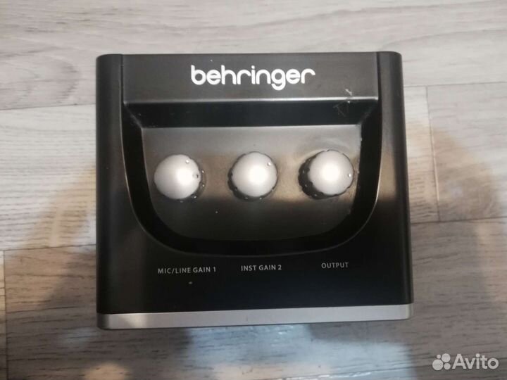 Звуковая карта behringer um2