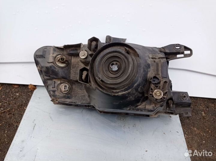 Фара головного света Mitsubishi Pajero 3